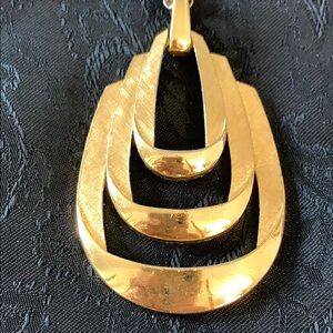 Vintage Crown Trifari Gold Tone Modernist 2.75 Inch Pendant Necklace